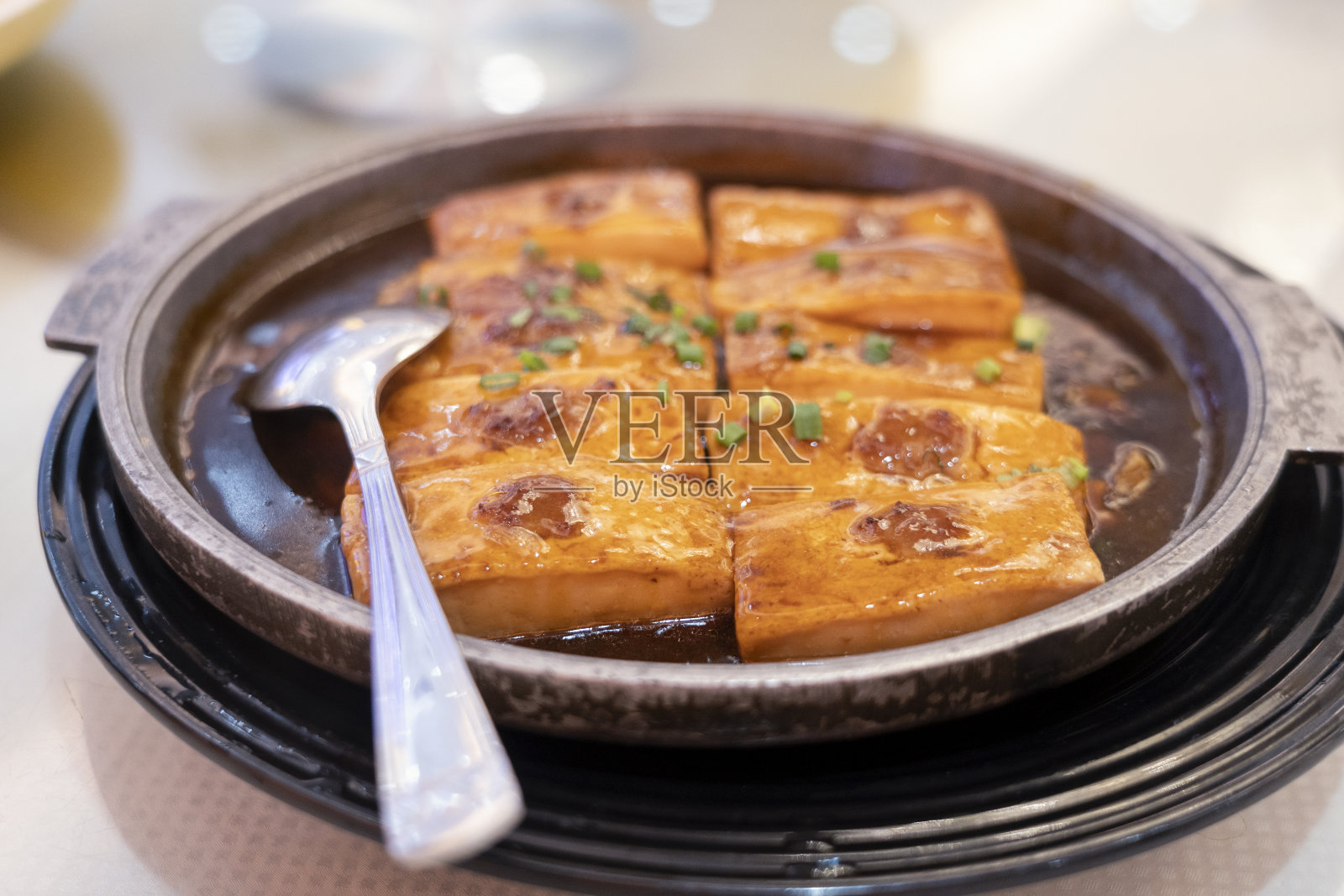 粤菜烤豆腐特写照片摄影图片