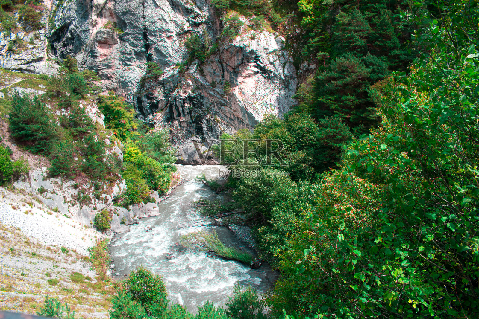 从山上流下的美丽瀑布。森林在右边。美存在于自然界。Midagraba瀑布。照片摄影图片