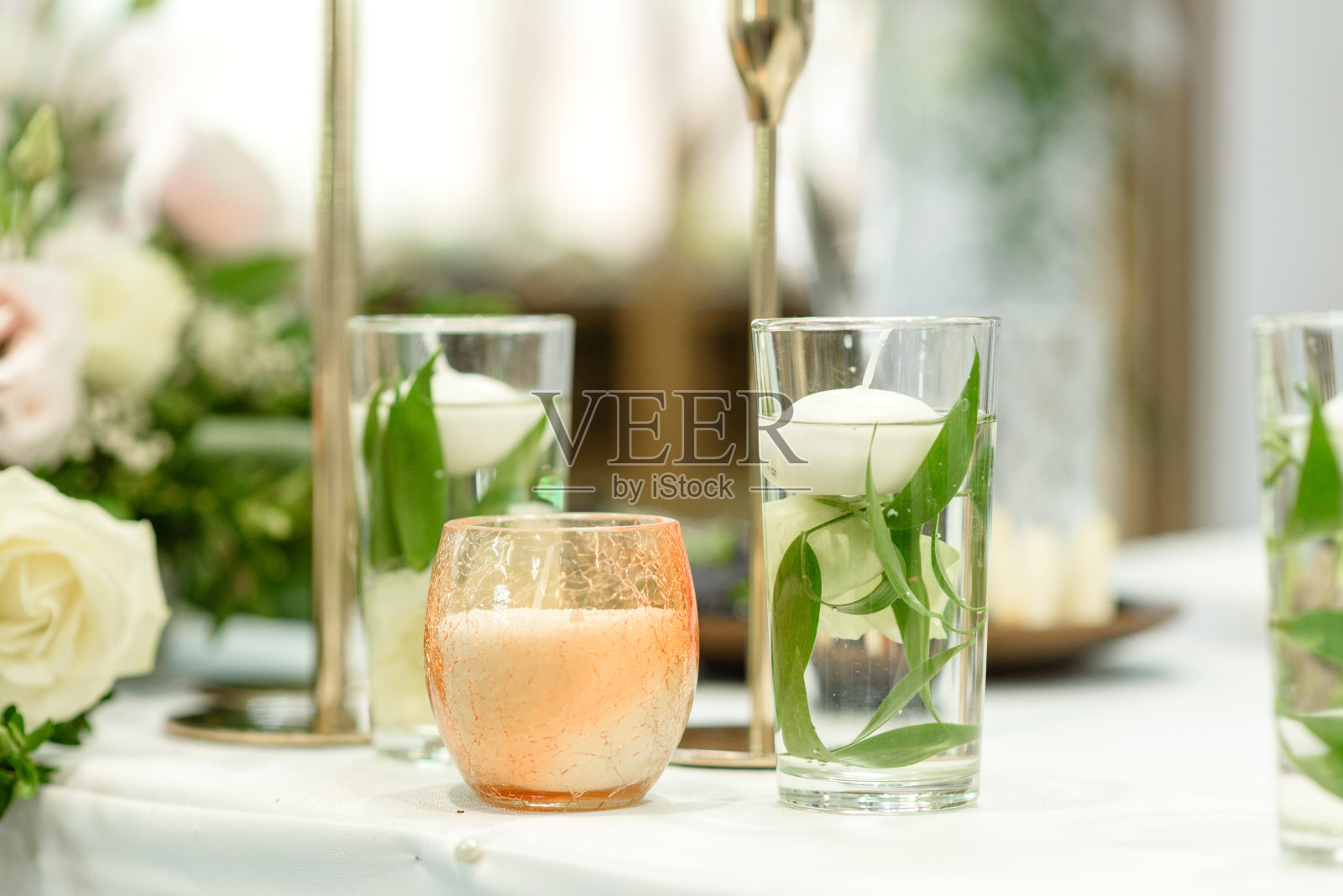 餐厅里为婚礼设计的美丽花卉照片摄影图片