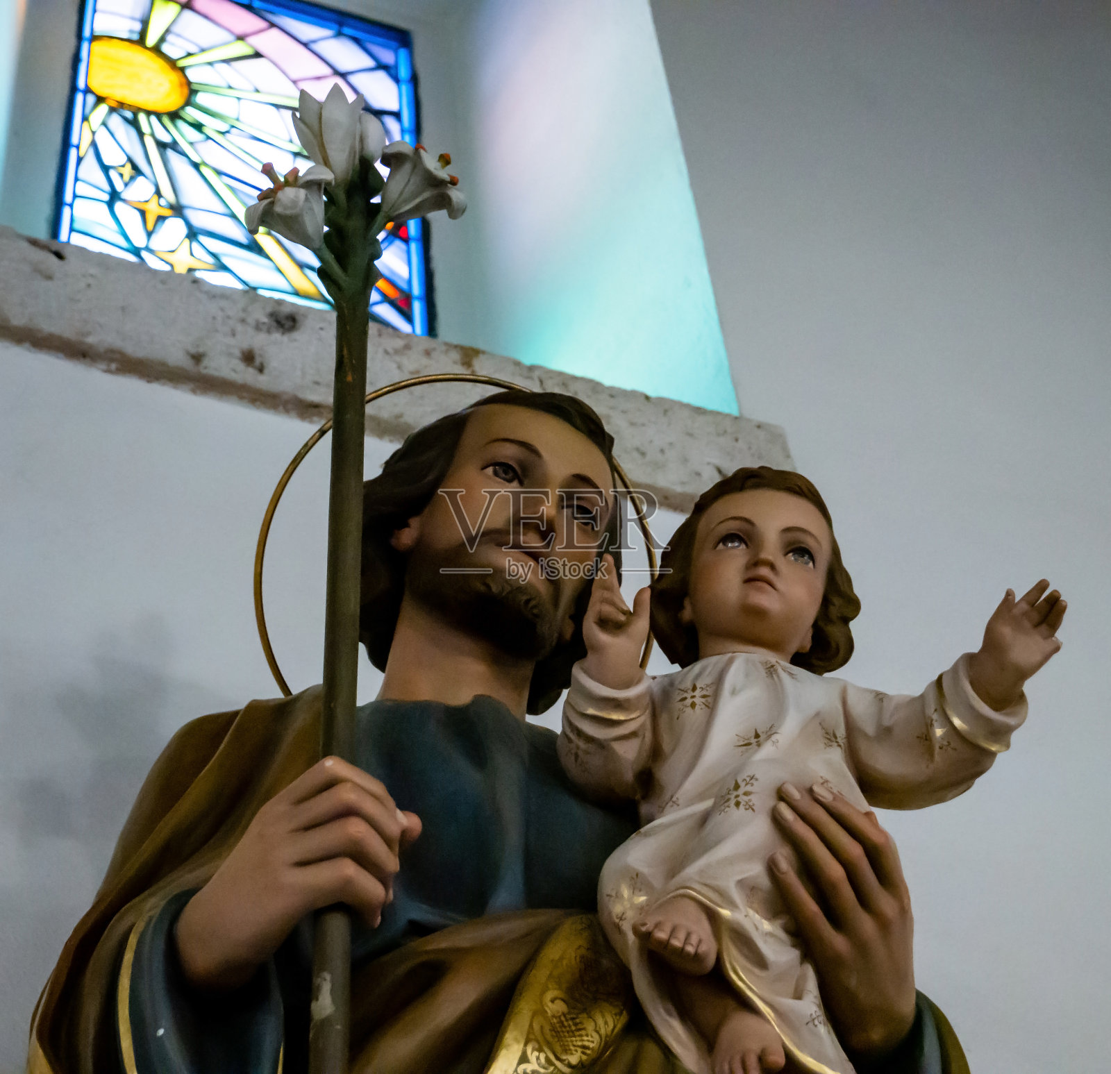 圣约瑟夫抱着他儿子耶稣基督的雕像照片摄影图片