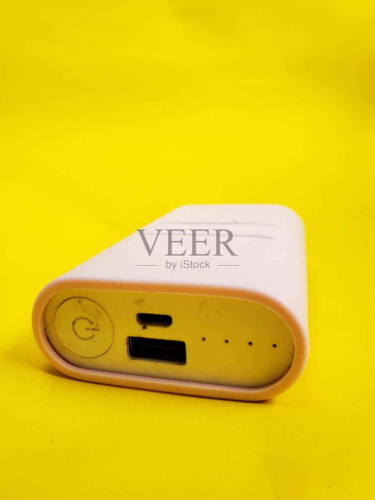 黄色背景上的粉色方形电源盒照片摄影图片