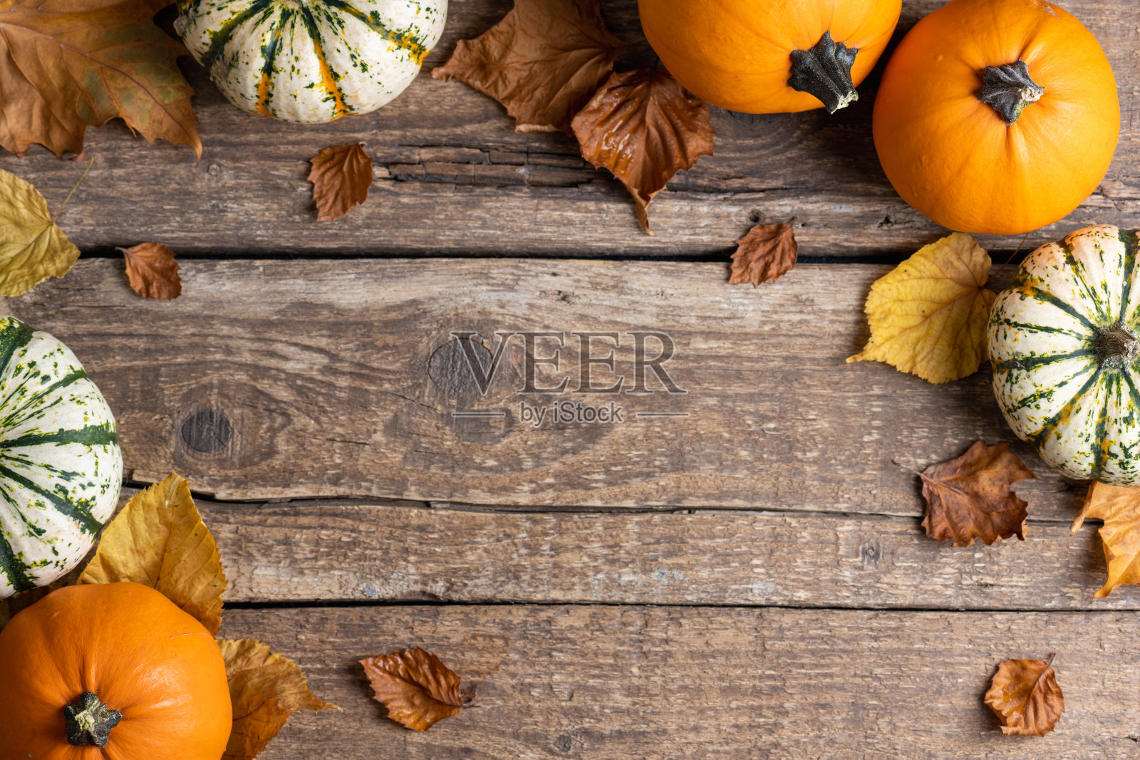 节日的秋天装饰从南瓜和秋天的叶子在乡村木制背景。感恩节或万圣节的概念。平铺秋季构图照片摄影图片