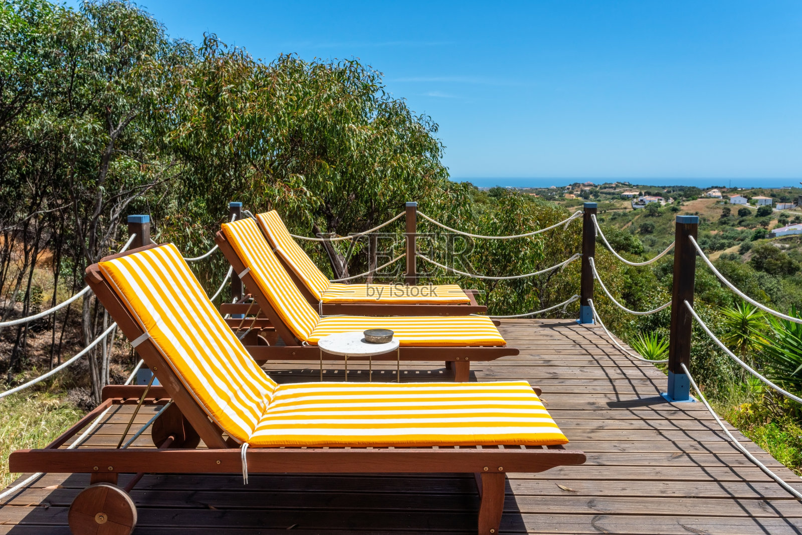 豪华的躺椅，在森林乡村放松和日光浴，为游客。照片摄影图片