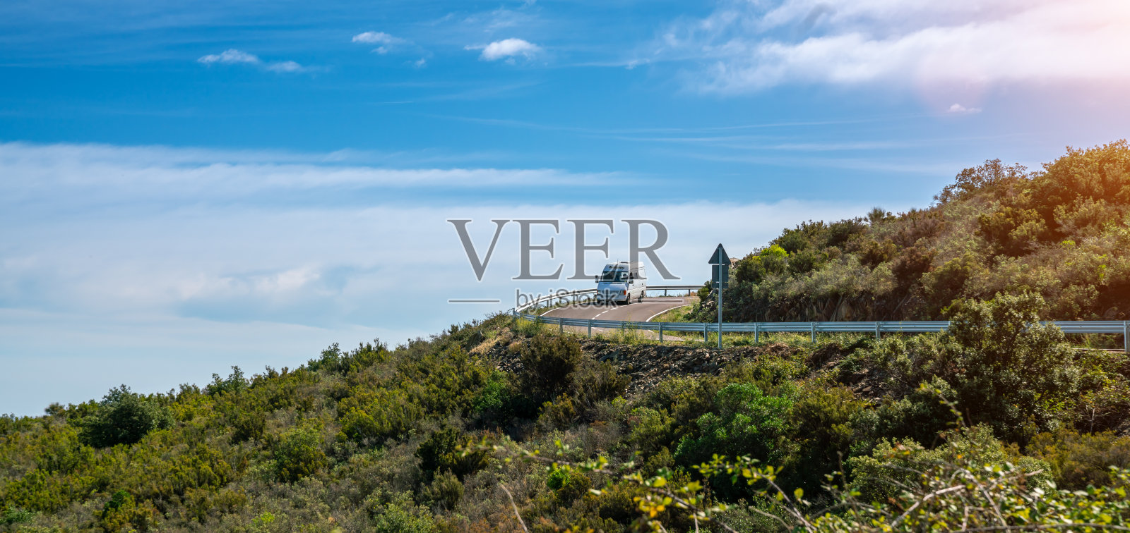 地中海海岸公路进入山区地平线在夏天照片摄影图片