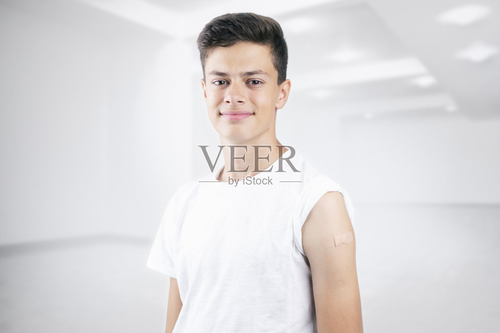 接种疫苗后的青少年-新冠疫苗接种照片摄影图片