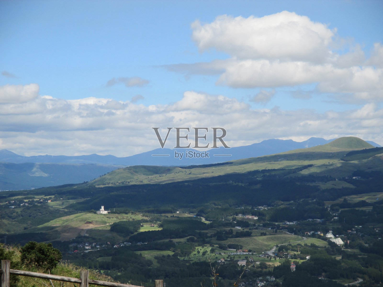 从麻生太郎的田原山山顶上看到的南相宏伟的火山口照片摄影图片