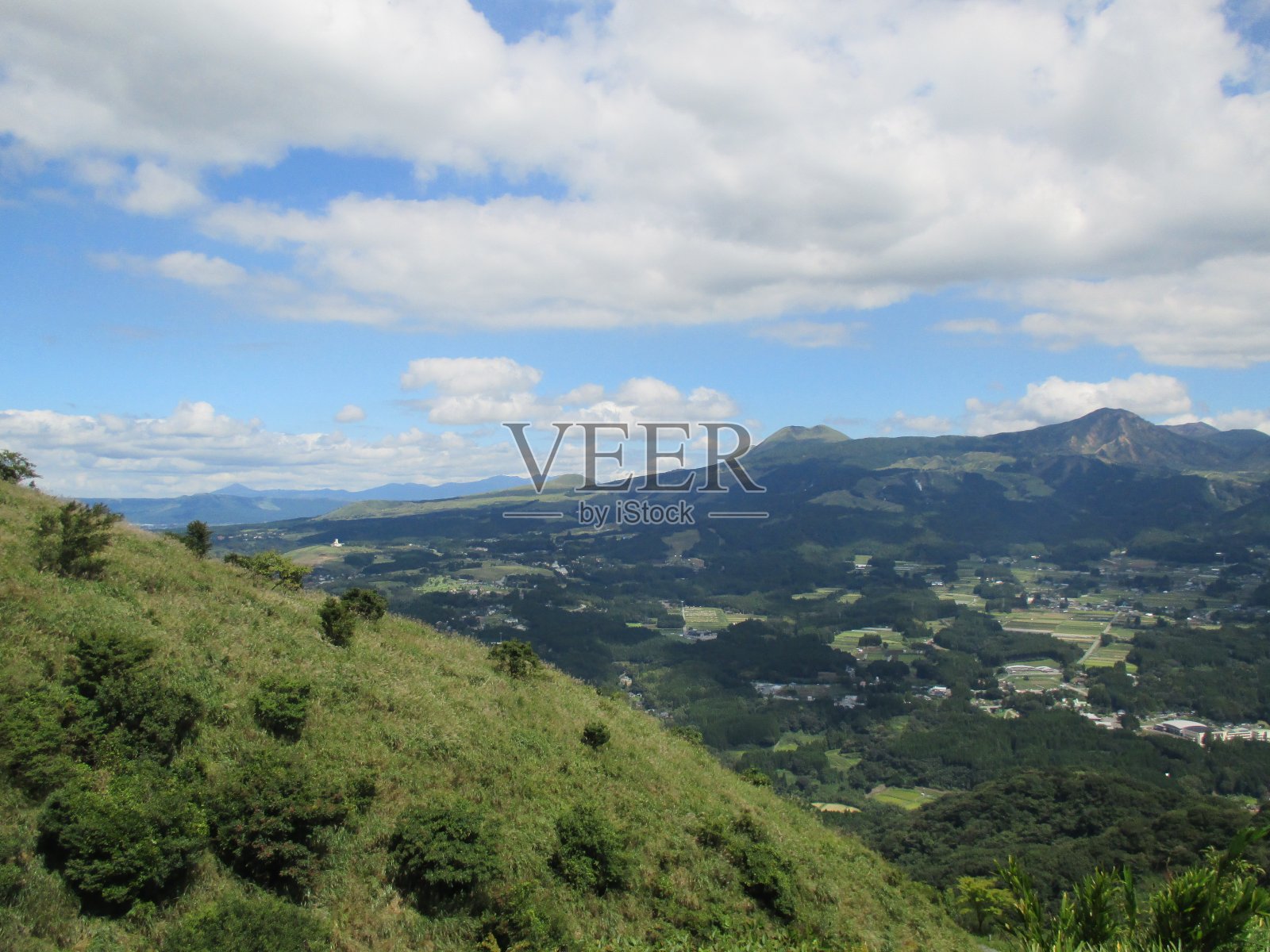 从麻生太郎的田原山山顶上看到的南相宏伟的火山口照片摄影图片