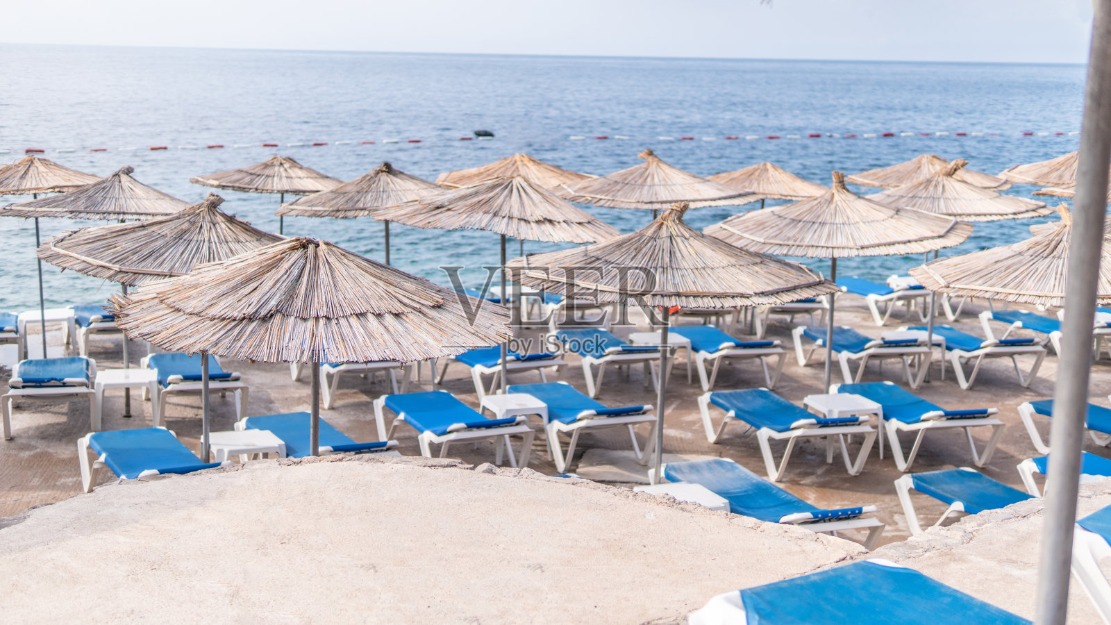 海滩上有稻草伞。Budva，黑山股票照片照片摄影图片