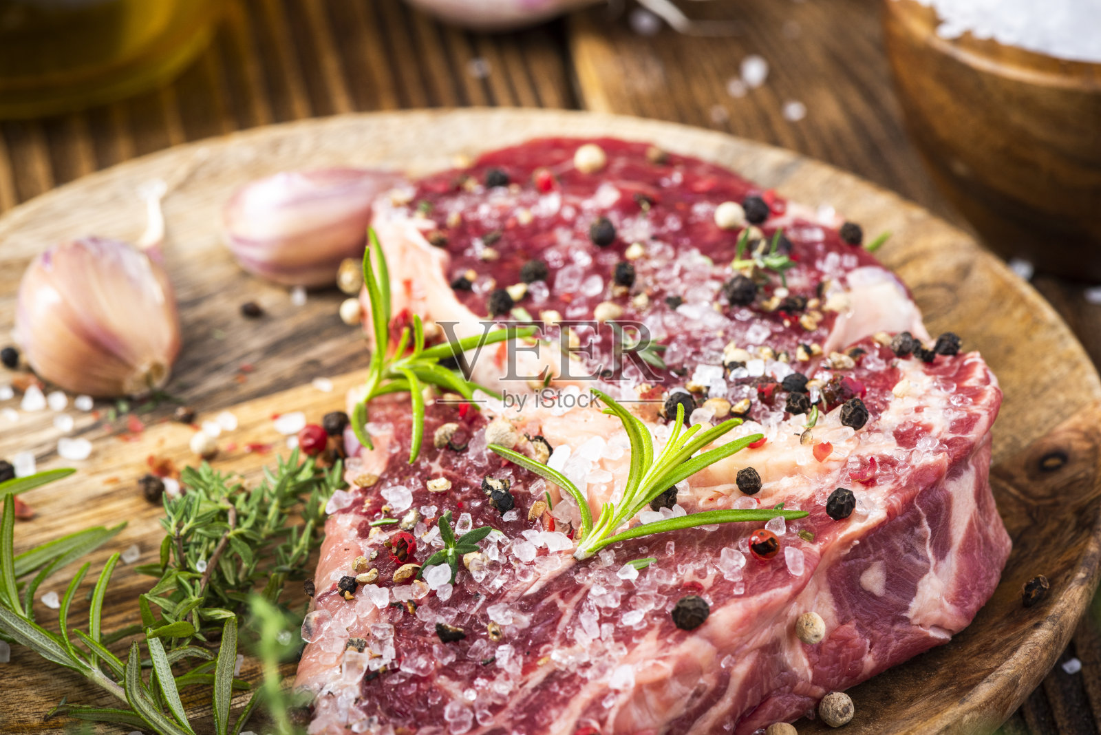 切牛排。新鲜生肉片照片摄影图片