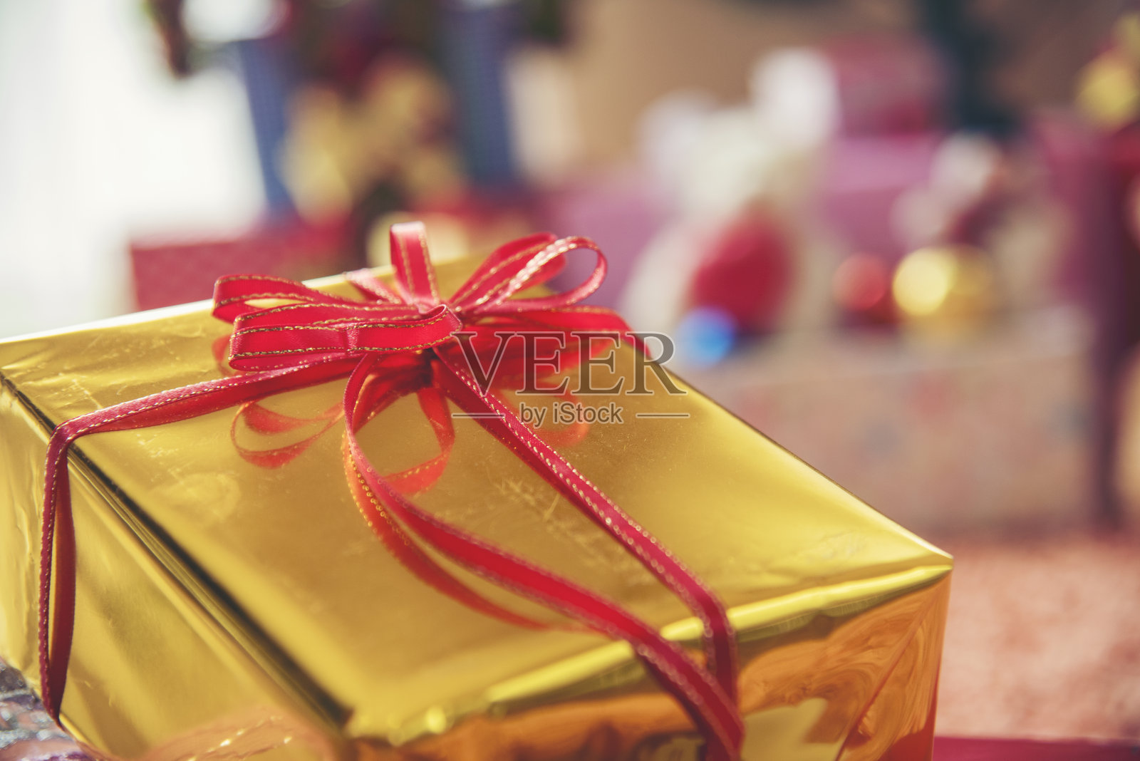 圣诞礼物礼品盒在小圣诞树下装饰节日冬季圣诞节快乐新年庆祝。在舒适的客厅里为家庭装饰赠送礼品盒。圣诞快乐，新年快乐照片摄影图片