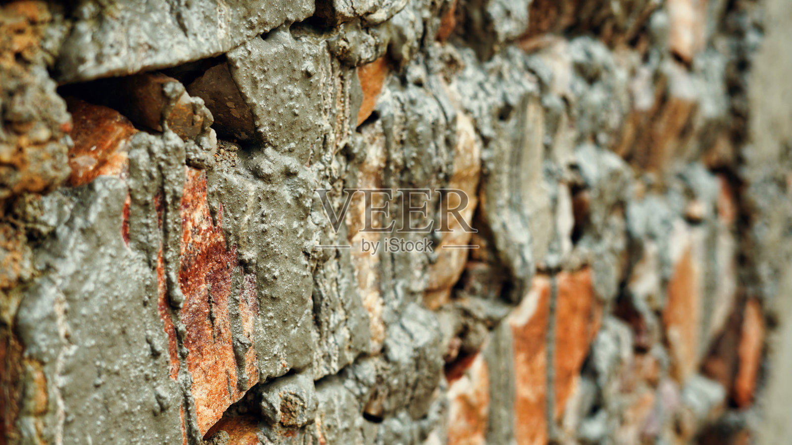 印度农村，红砖与水泥糊在新房子的建筑。有选择性的重点照片摄影图片