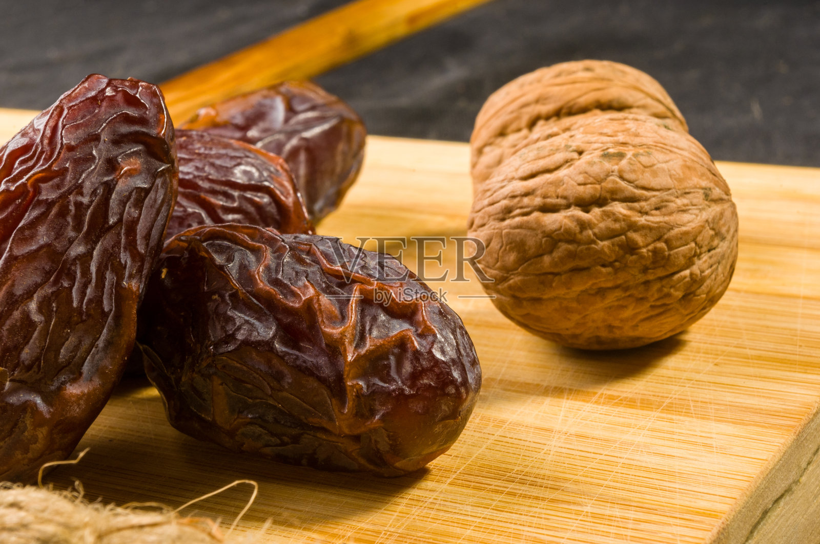 大的豪华干枣果板上，库玛斋月概念，近距离展出。照片摄影图片