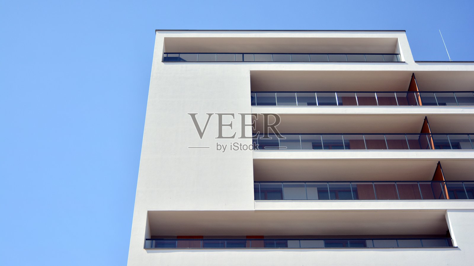 阳光明媚的现代公寓楼。外立面，住宅立面。照片摄影图片