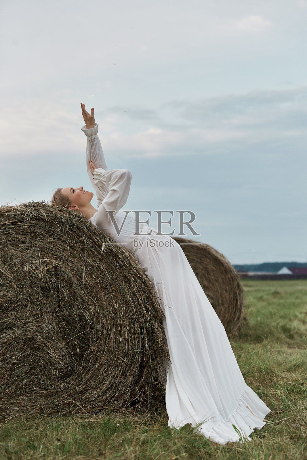 怀孕9个月的孕妇在孩子出生前几天，在夏天的田野里散步照片摄影图片