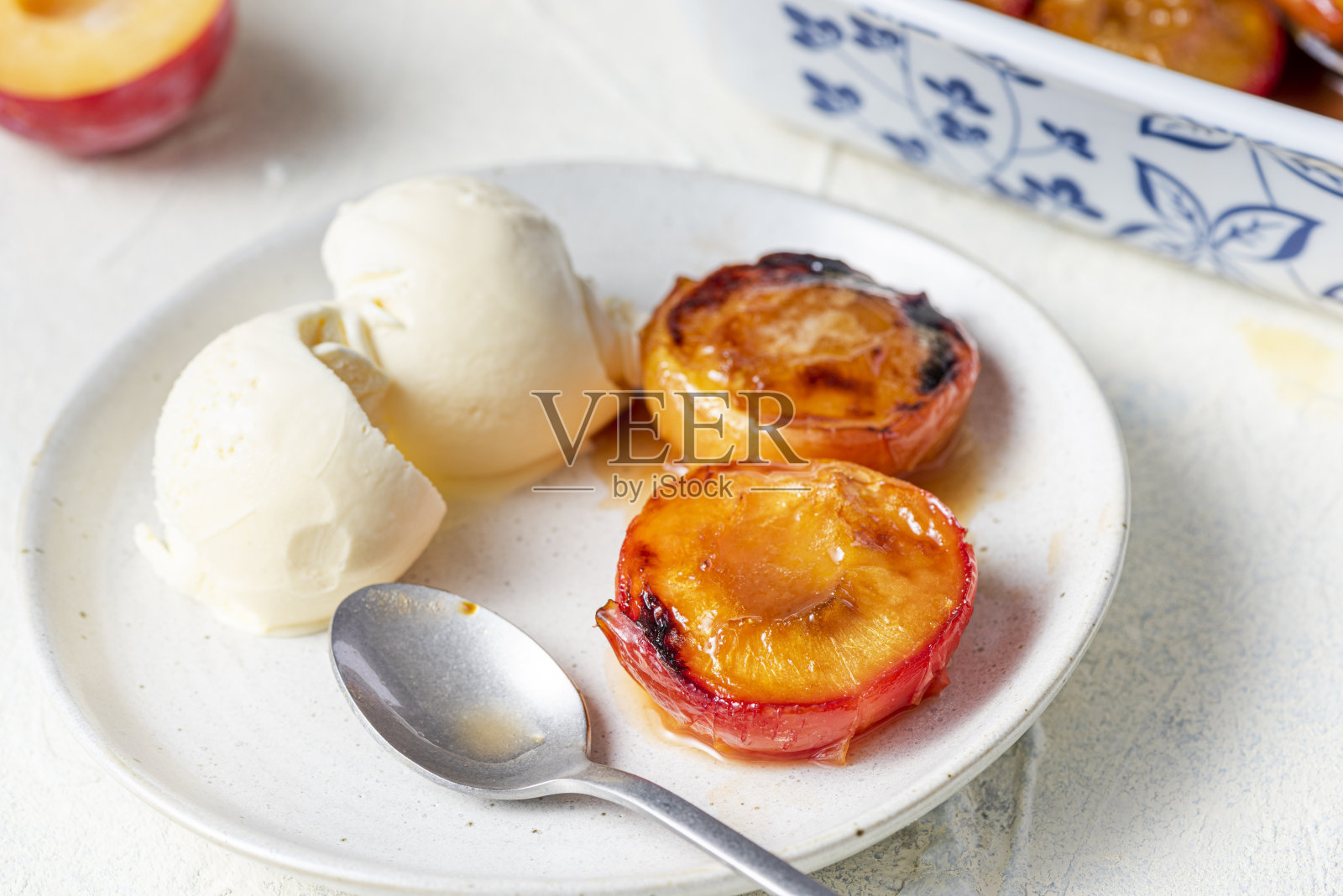 李子烤和烤。服务的甜点照片摄影图片