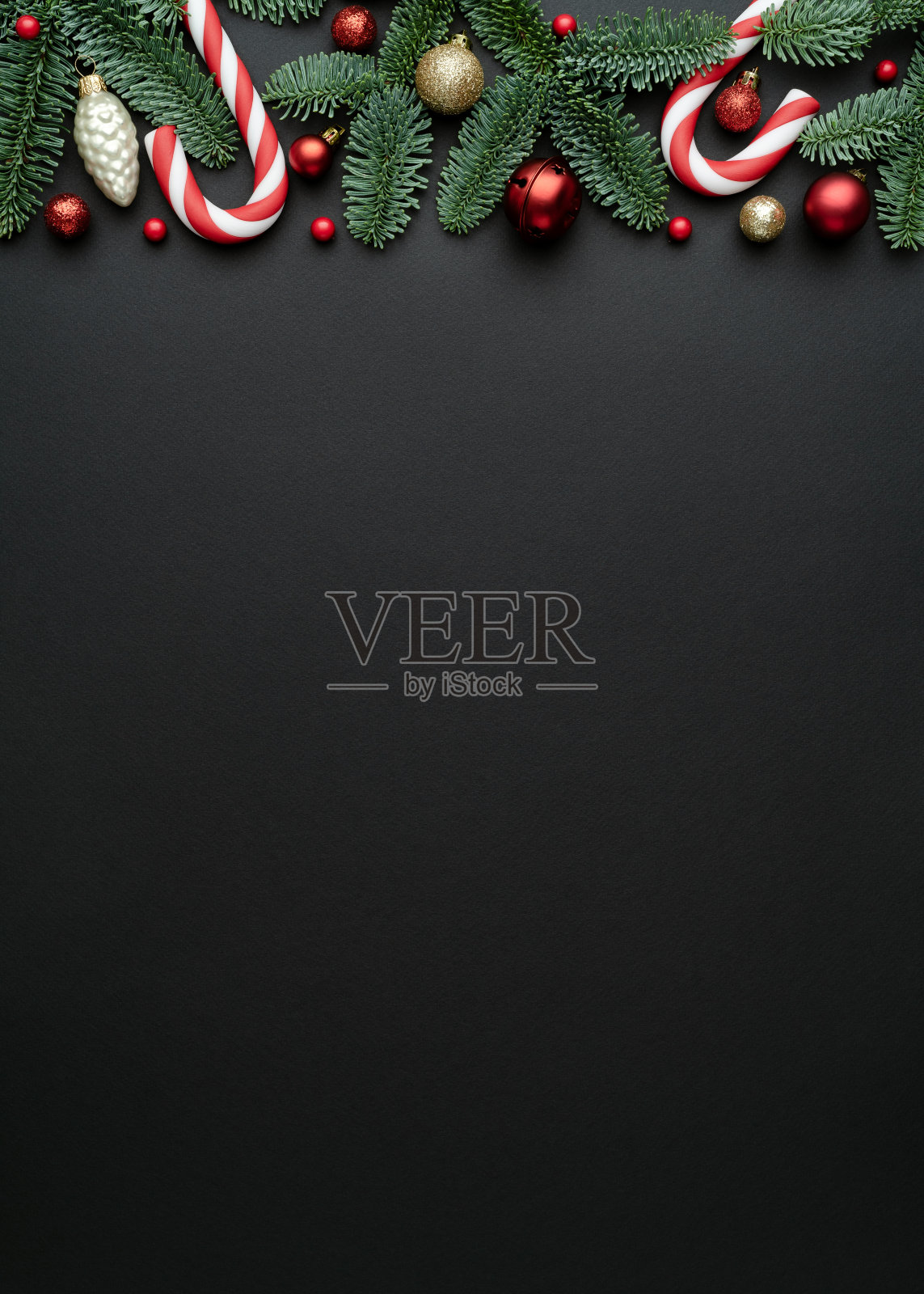 圣诞节和新年黑色背景与节日装饰边界照片摄影图片