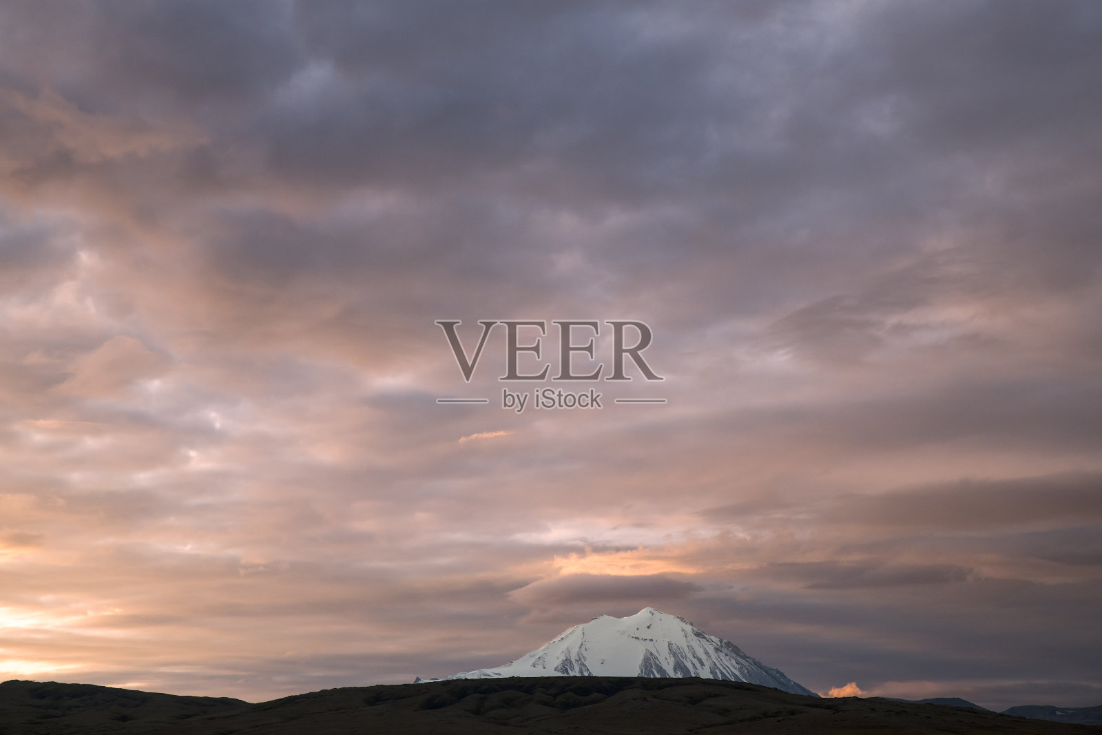 俄罗斯堪察加半岛贝西米亚尼火山前的黄昏照片摄影图片