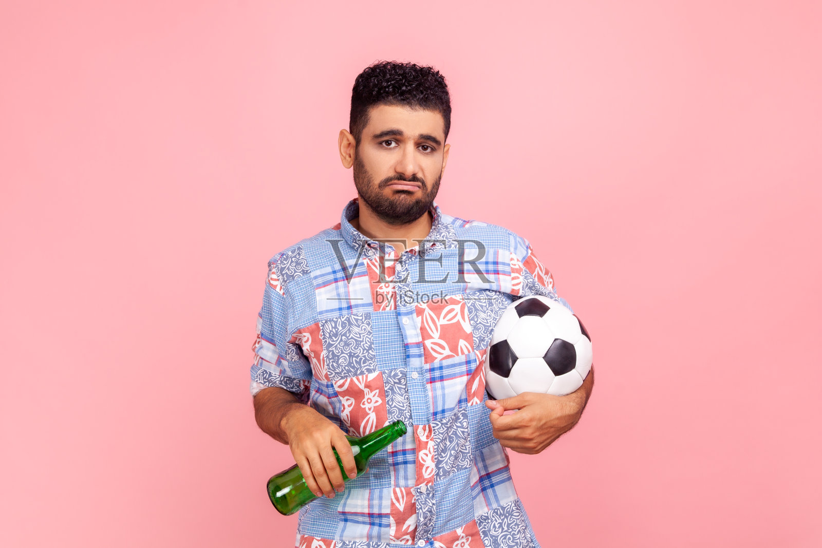 沮丧男子手拿球和啤酒瓶的肖像照片摄影图片