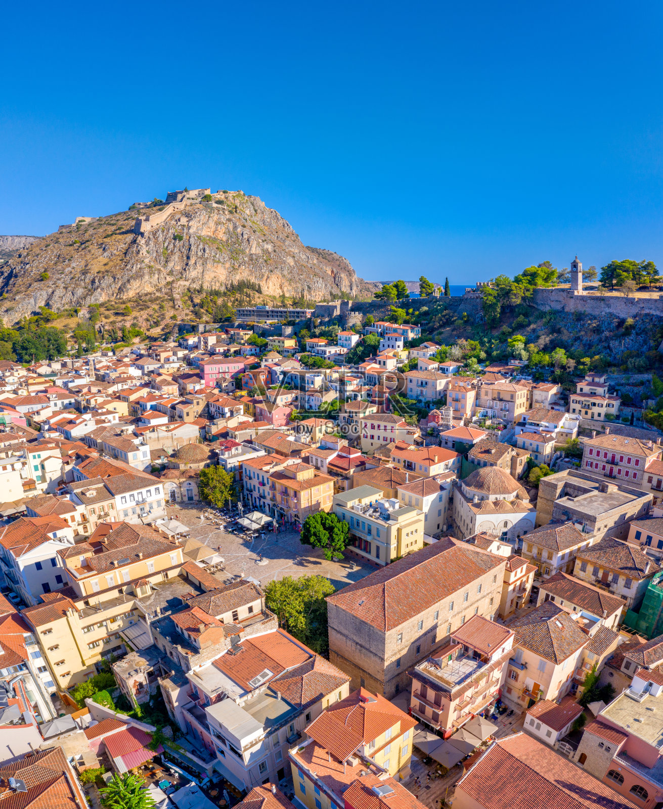 帕拉米迪城堡在山上Nafplio城市在希腊。照片摄影图片