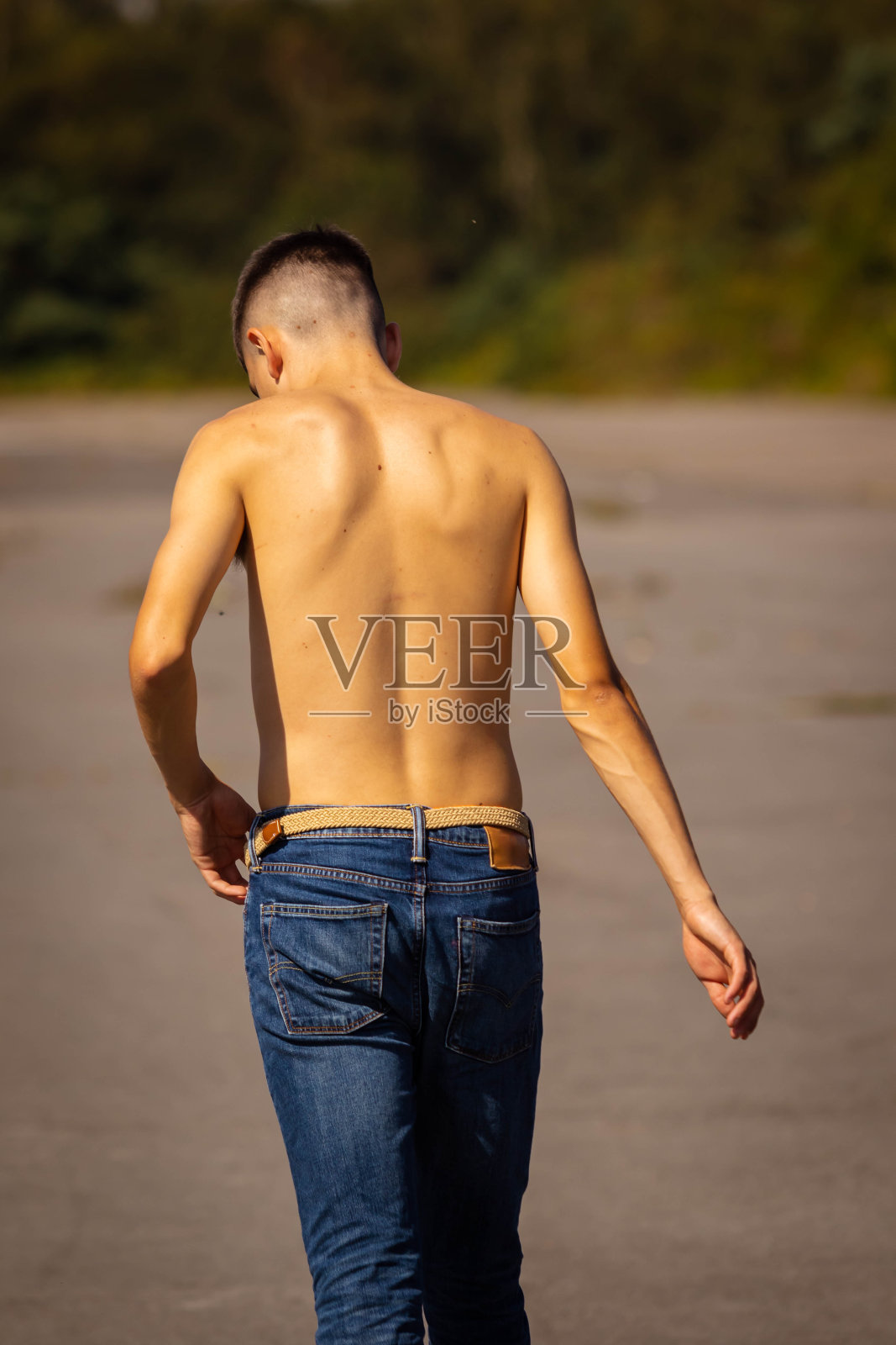 夏日里赤裸上身照片摄影图片