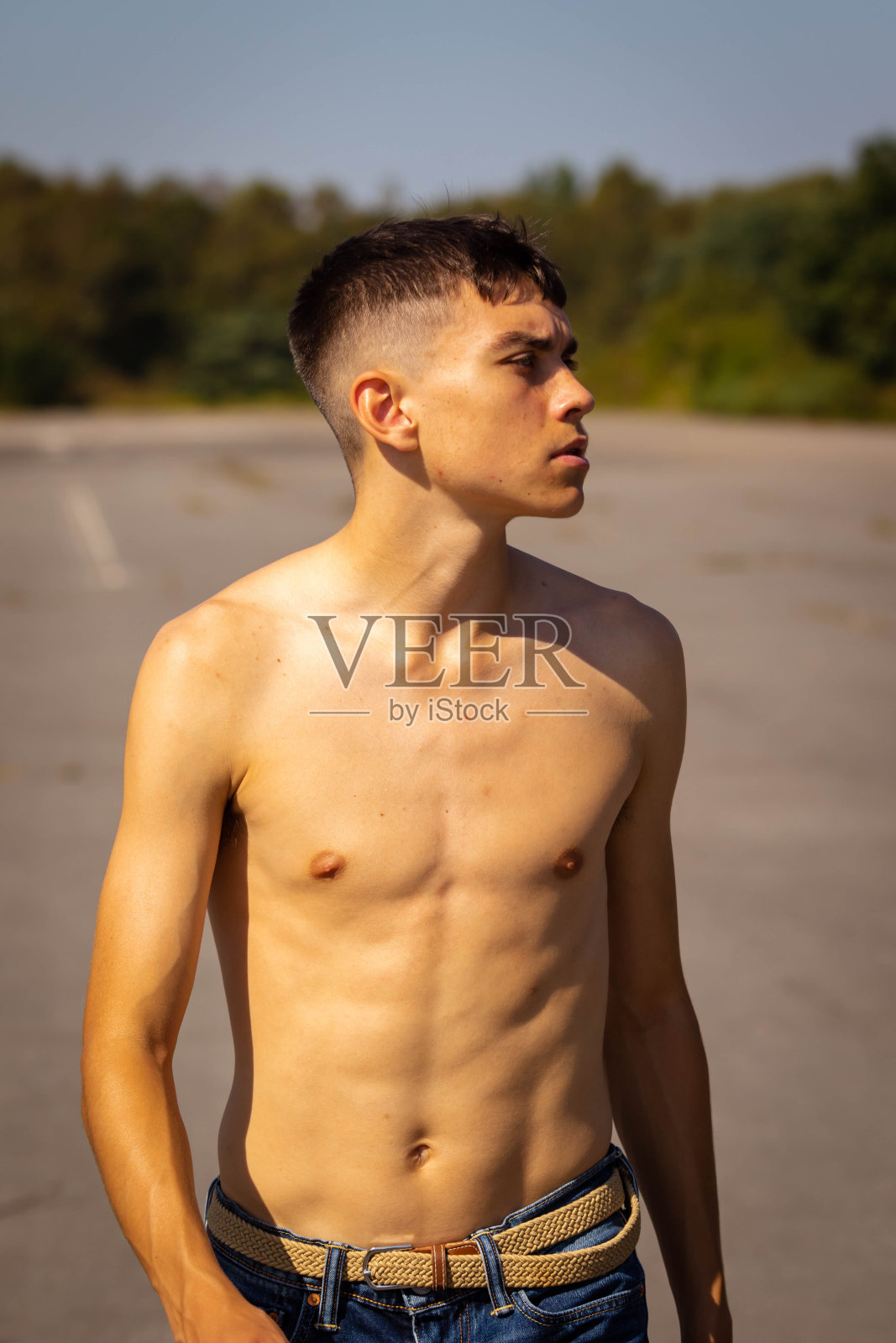 夏日里赤裸上身照片摄影图片