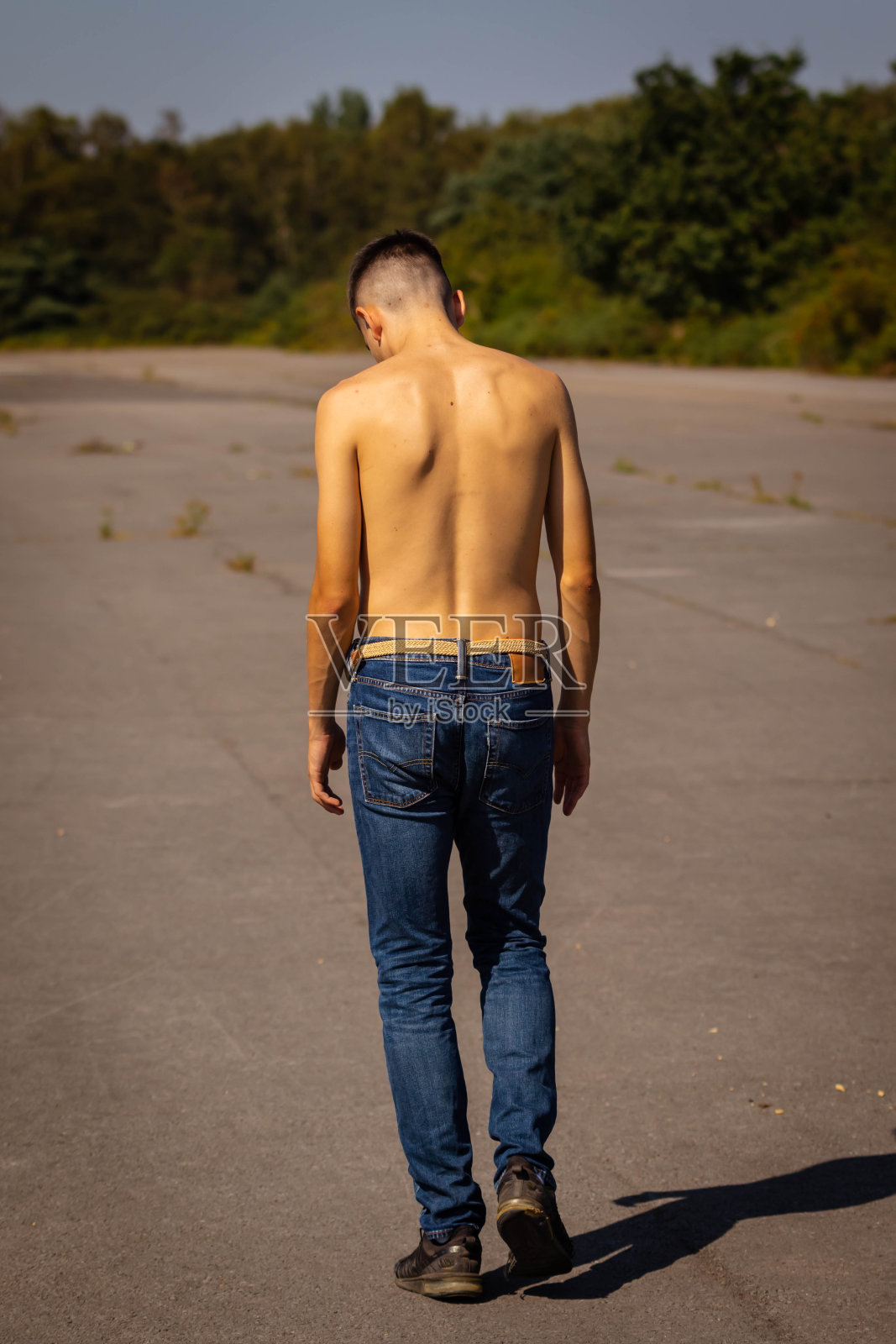 夏日里赤裸上身照片摄影图片