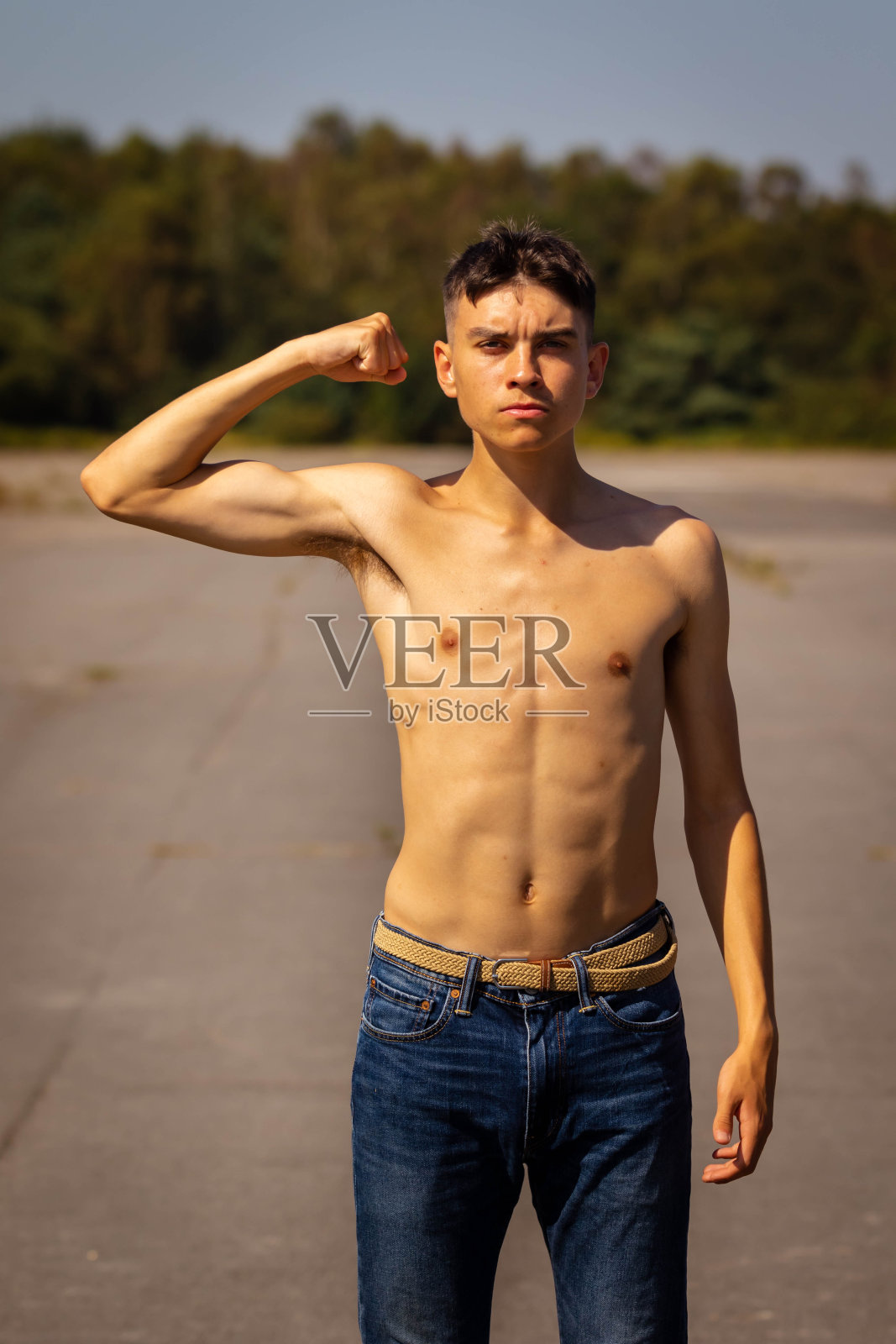 夏日里赤裸上身照片摄影图片