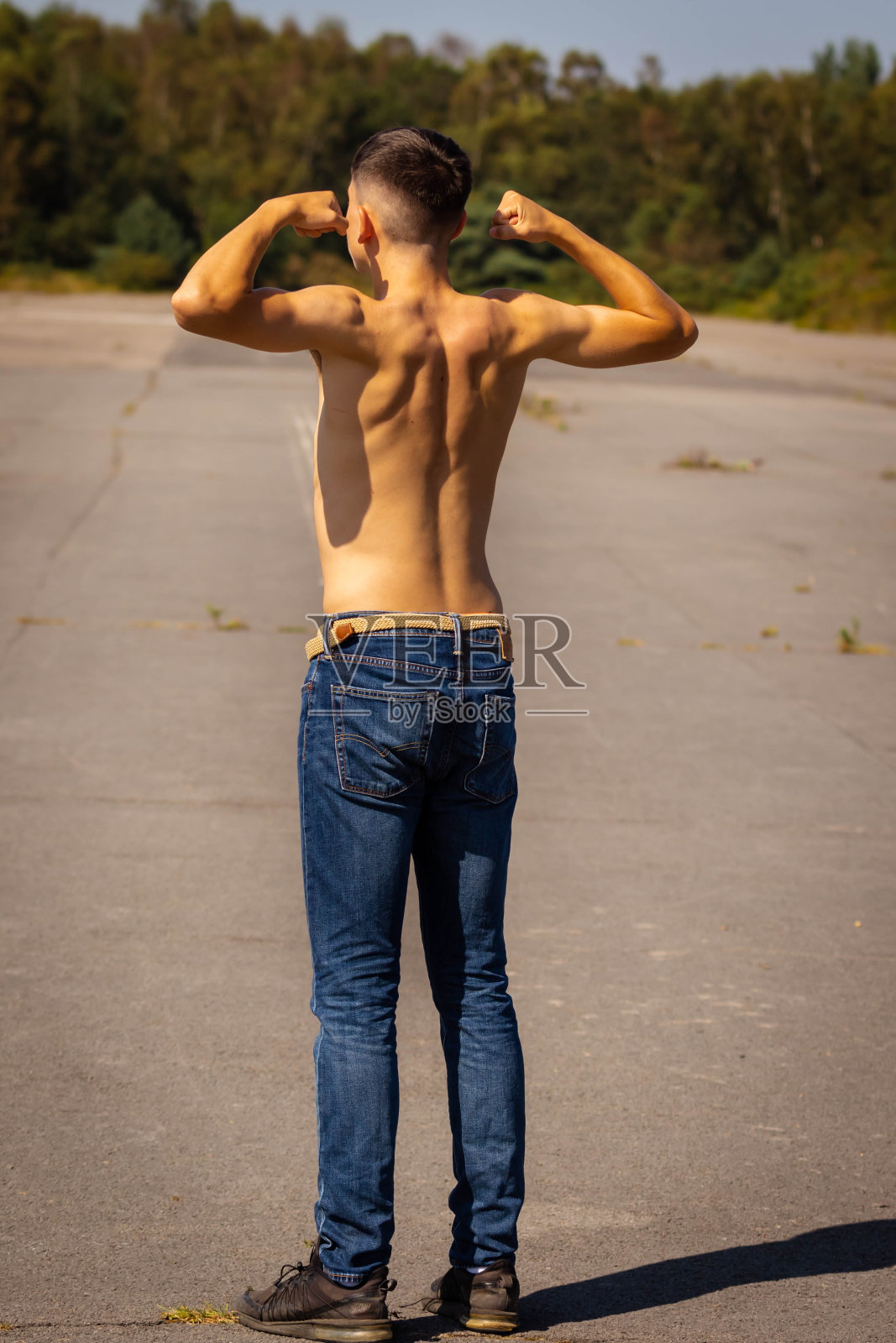 夏日里赤裸上身照片摄影图片