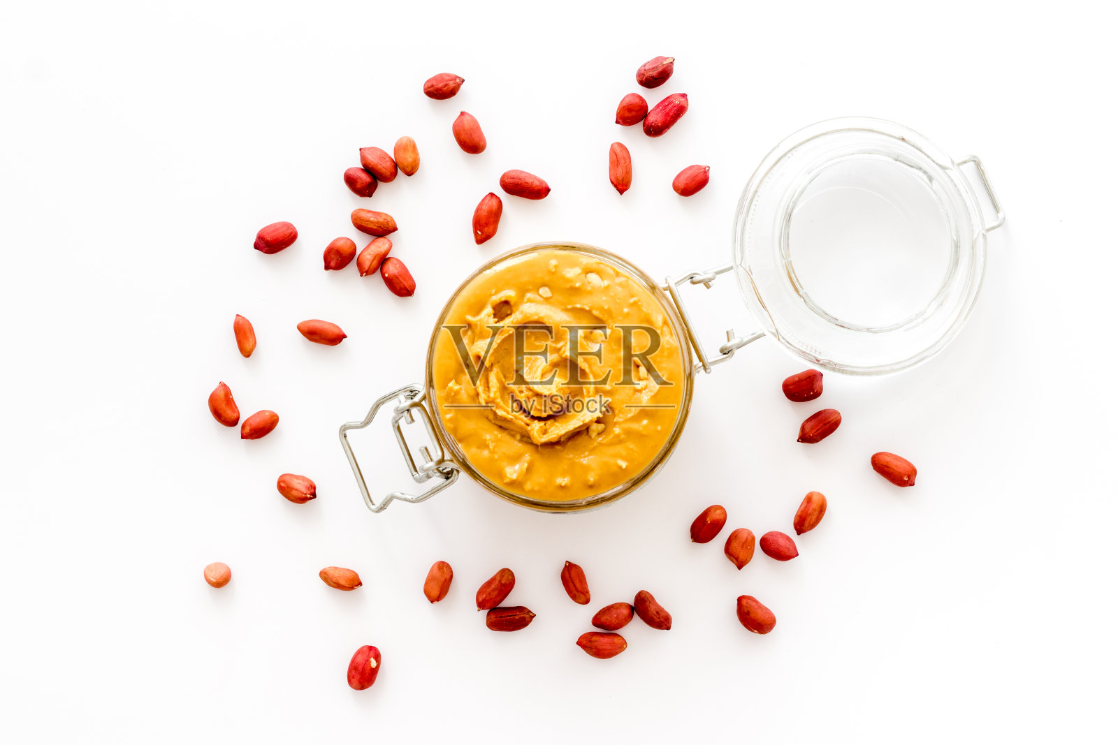 厨房桌上放着一碗花生酱和坚果。俯视照片摄影图片