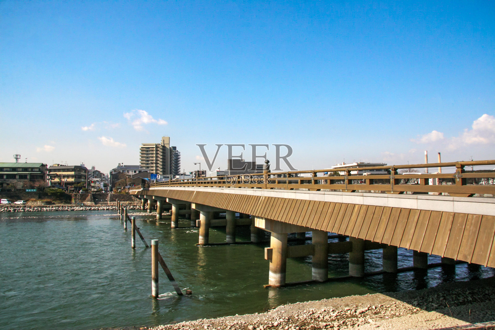 从京都的宇治河两岸看到的宇治桥照片摄影图片