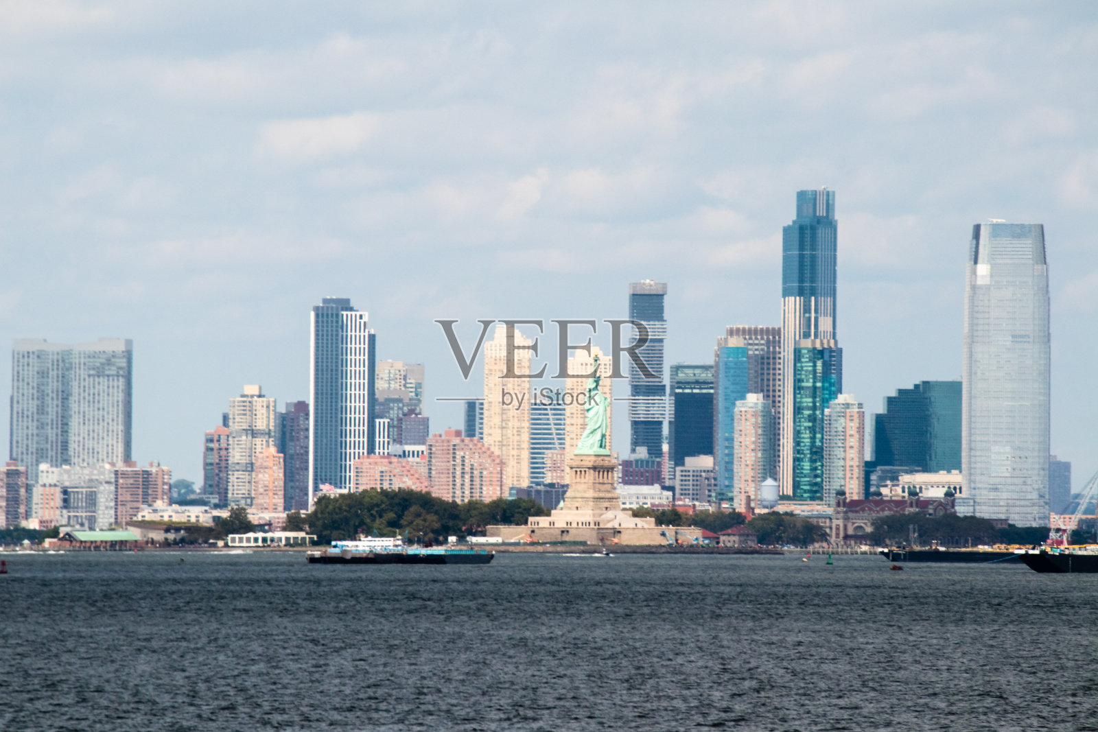 从哈德逊河看到的纽约市天际线。照片摄影图片