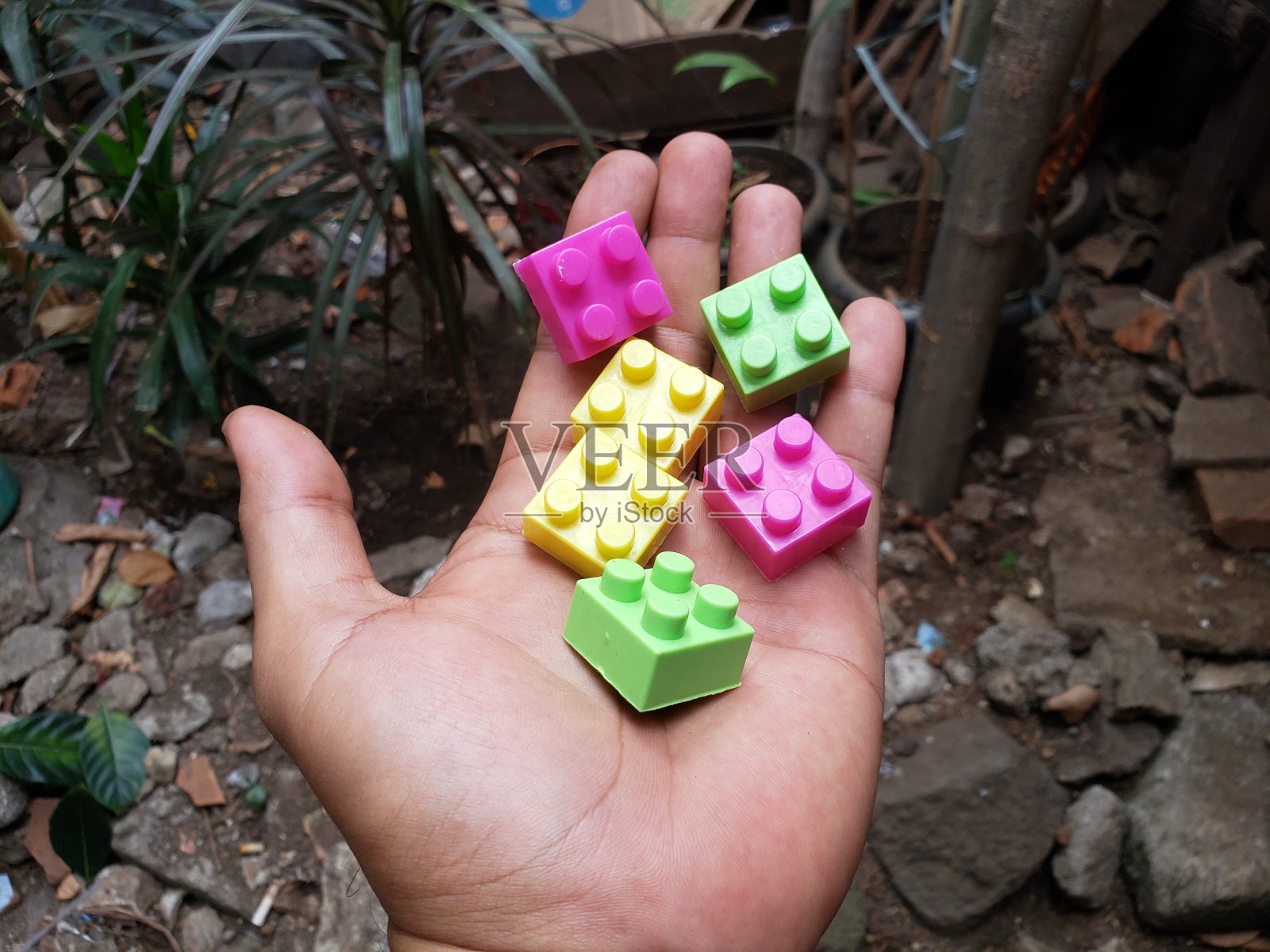成人手握彩色乐高儿童玩具照片摄影图片