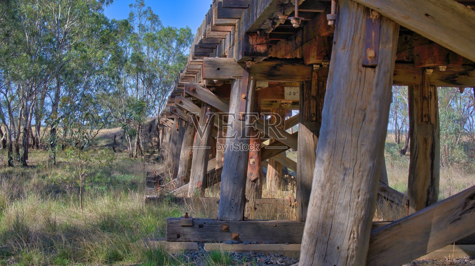 一个古老的木制铁路栈桥的下面照片摄影图片