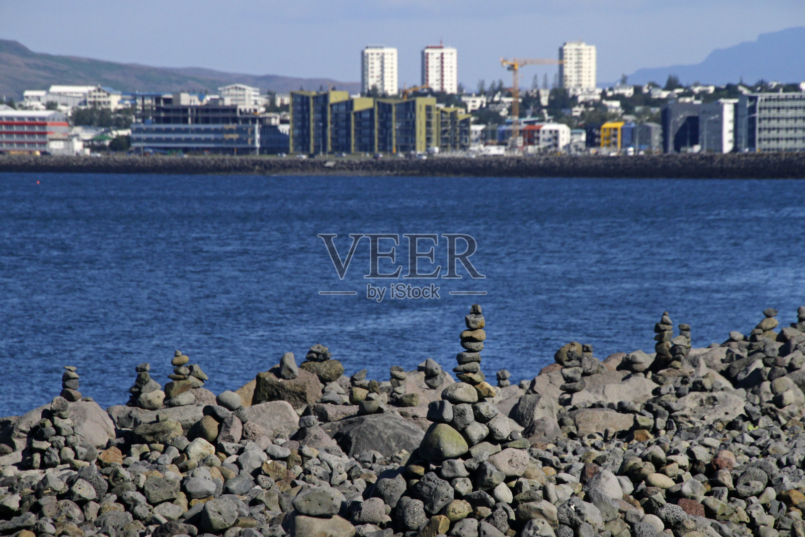 冰岛雷克雅未克海岸堆积的石头照片摄影图片