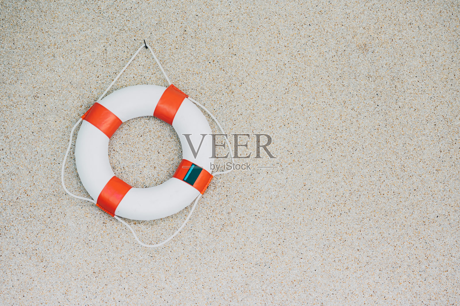 一种挂在墙上用作救生圈的红白相间的救生圈，尤指一种环形的救生圈，它是一种漂浮装置，在紧急情况下可使人浮在水面上，并留有复制空间照片摄影图片