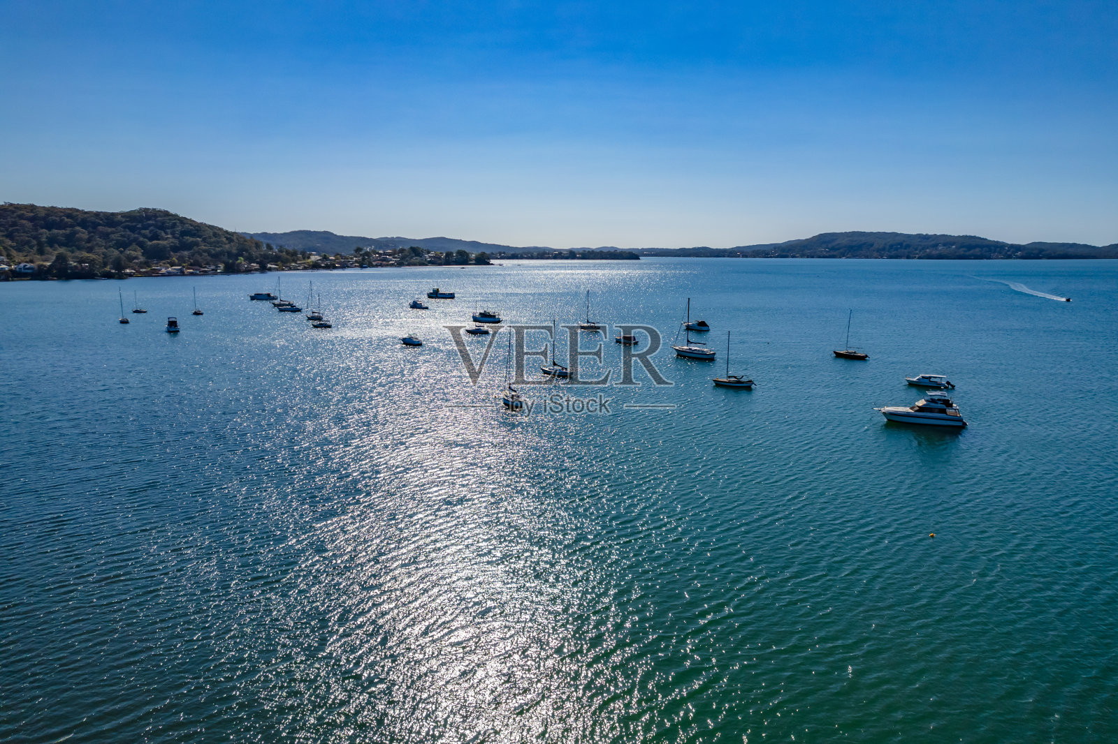 水景与船和阳光在水面上的路径照片摄影图片