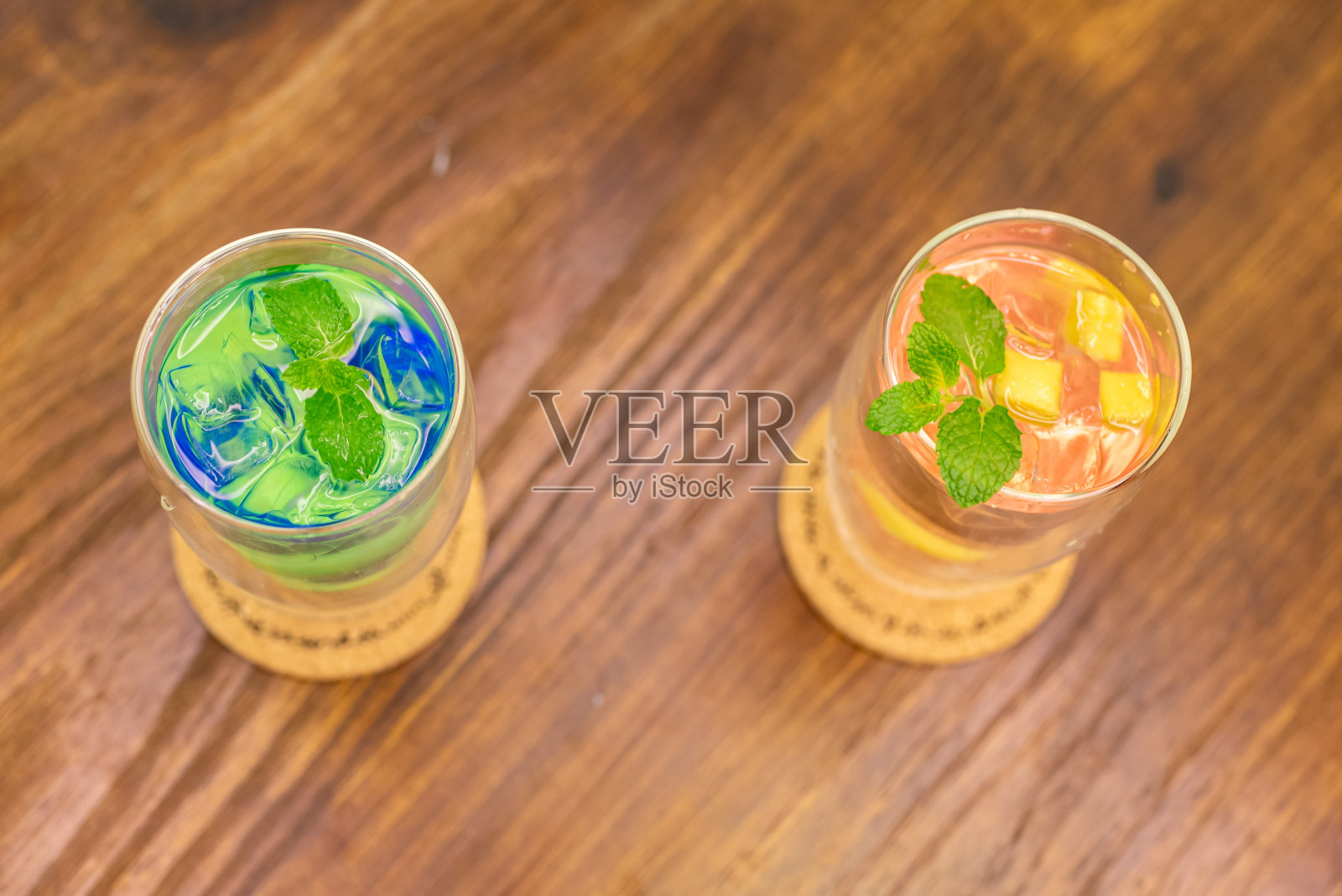 两杯夏日冷饮，一杯红的，一杯蓝的照片摄影图片