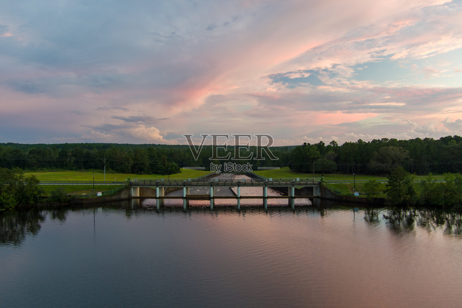 9月日落时的大溪湖照片摄影图片