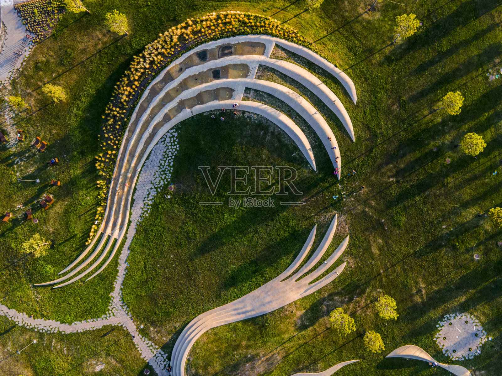 公园中的城市建筑与景观。无人机自顶向下鸟瞰图照片摄影图片