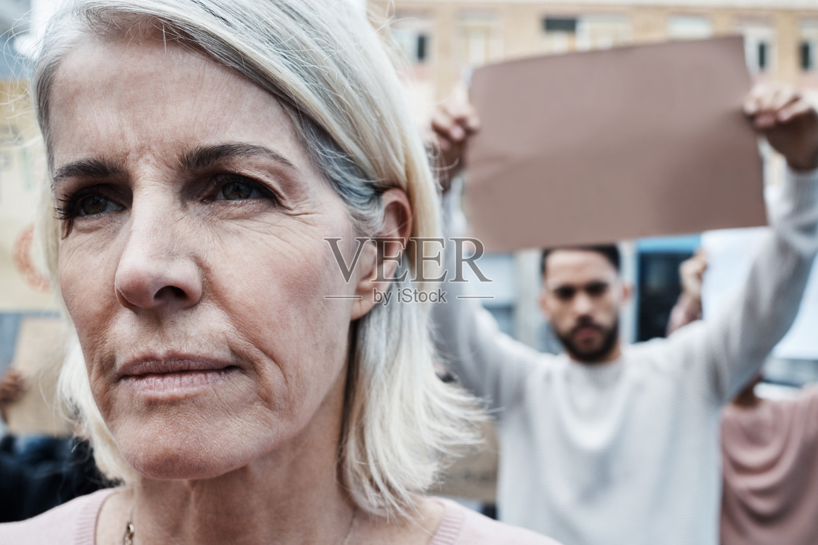 一个成熟的女人在抗议照片摄影图片