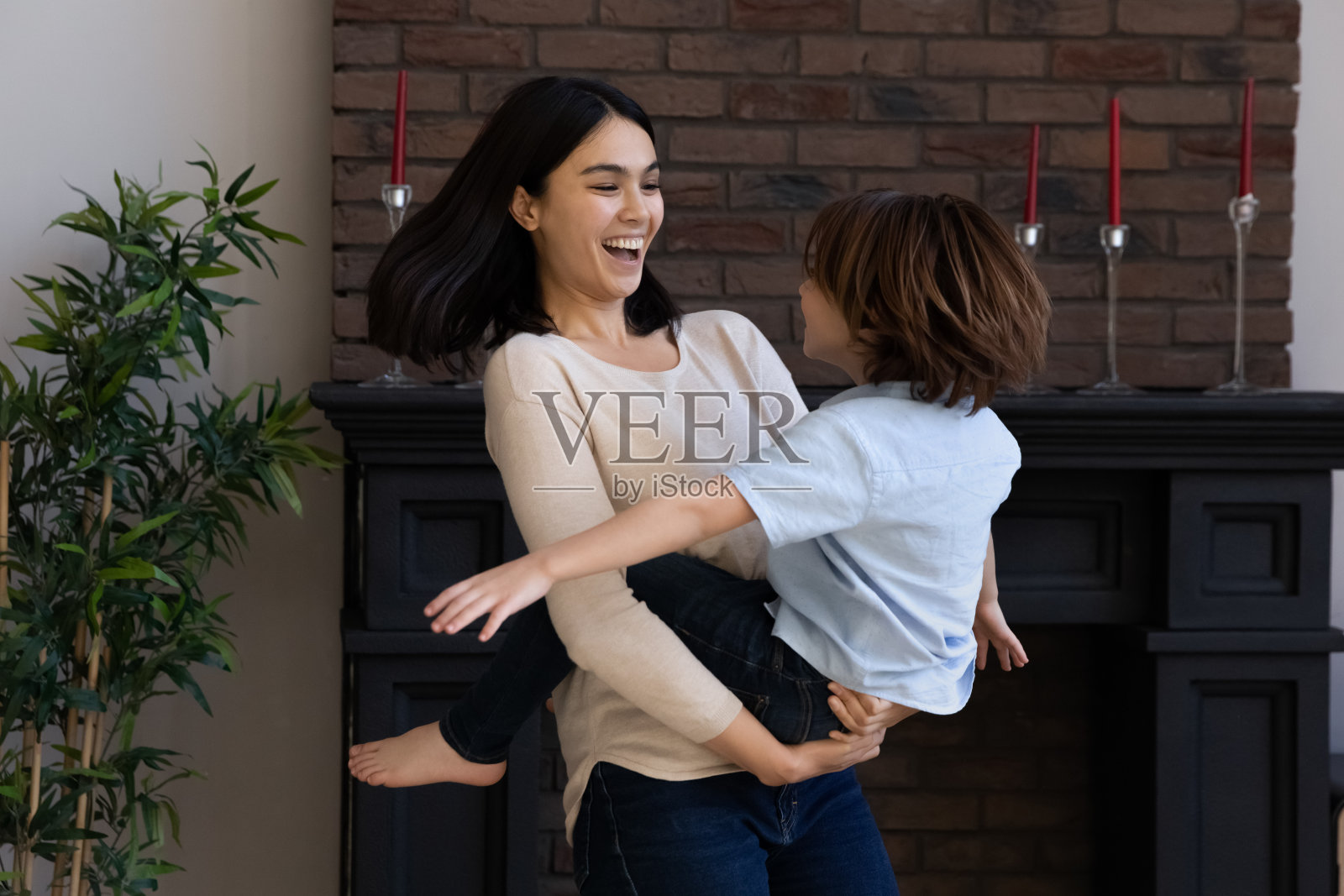 放松的多民族家庭在舒适的沙发上做白日梦照片摄影图片