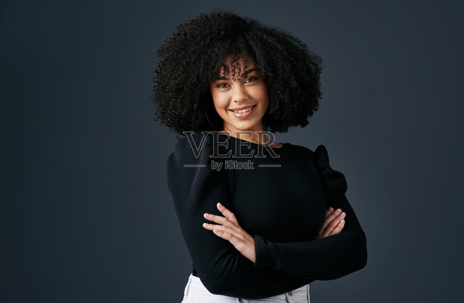 一个年轻的女商人在摄影棚背景下拍摄照片摄影图片