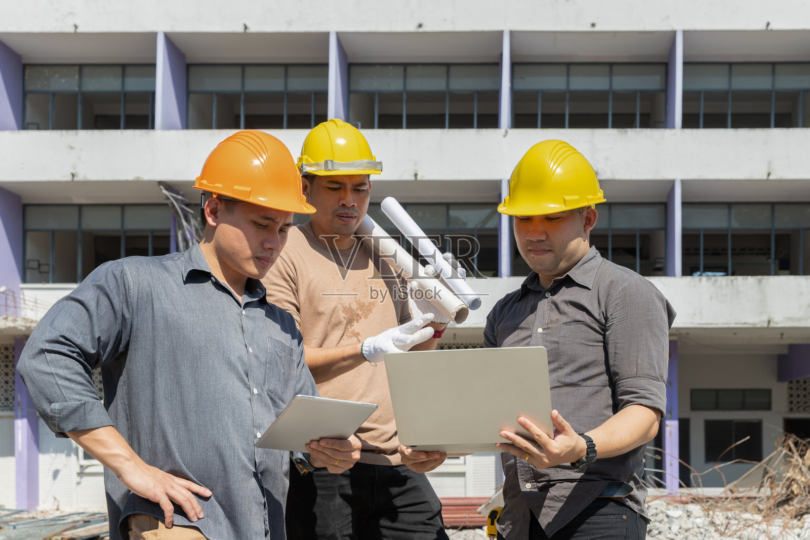 拆楼监督与承建商商讨拆楼事宜。照片摄影图片