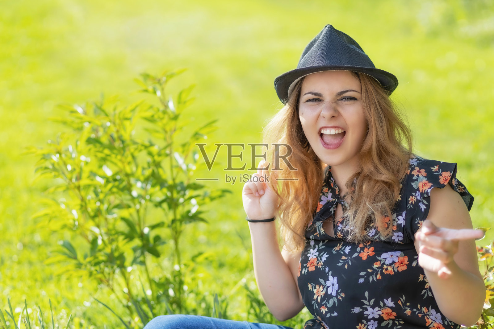 一个漂亮的年轻女人对着镜头大喊大叫。照片摄影图片