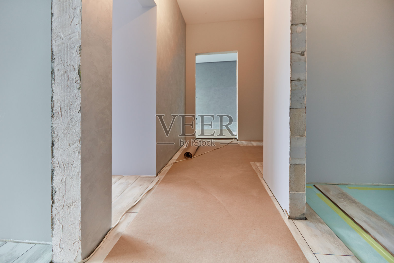 一间新的公寓正在装修，粉刷，油漆和地板施工照片摄影图片