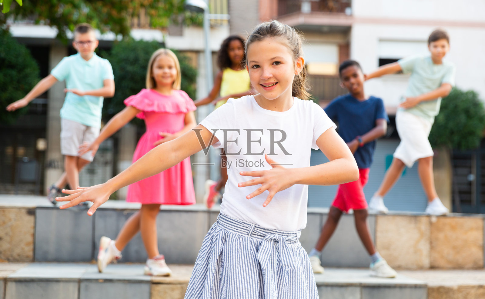 积极的女孩与一群青少年在户外跳现代舞蹈照片摄影图片