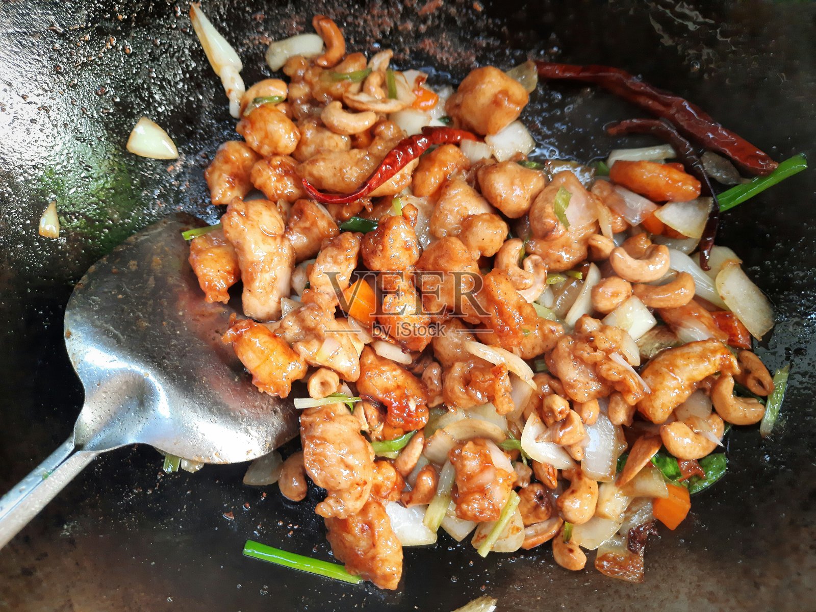 炒制腰果鸡——泰国菜。照片摄影图片