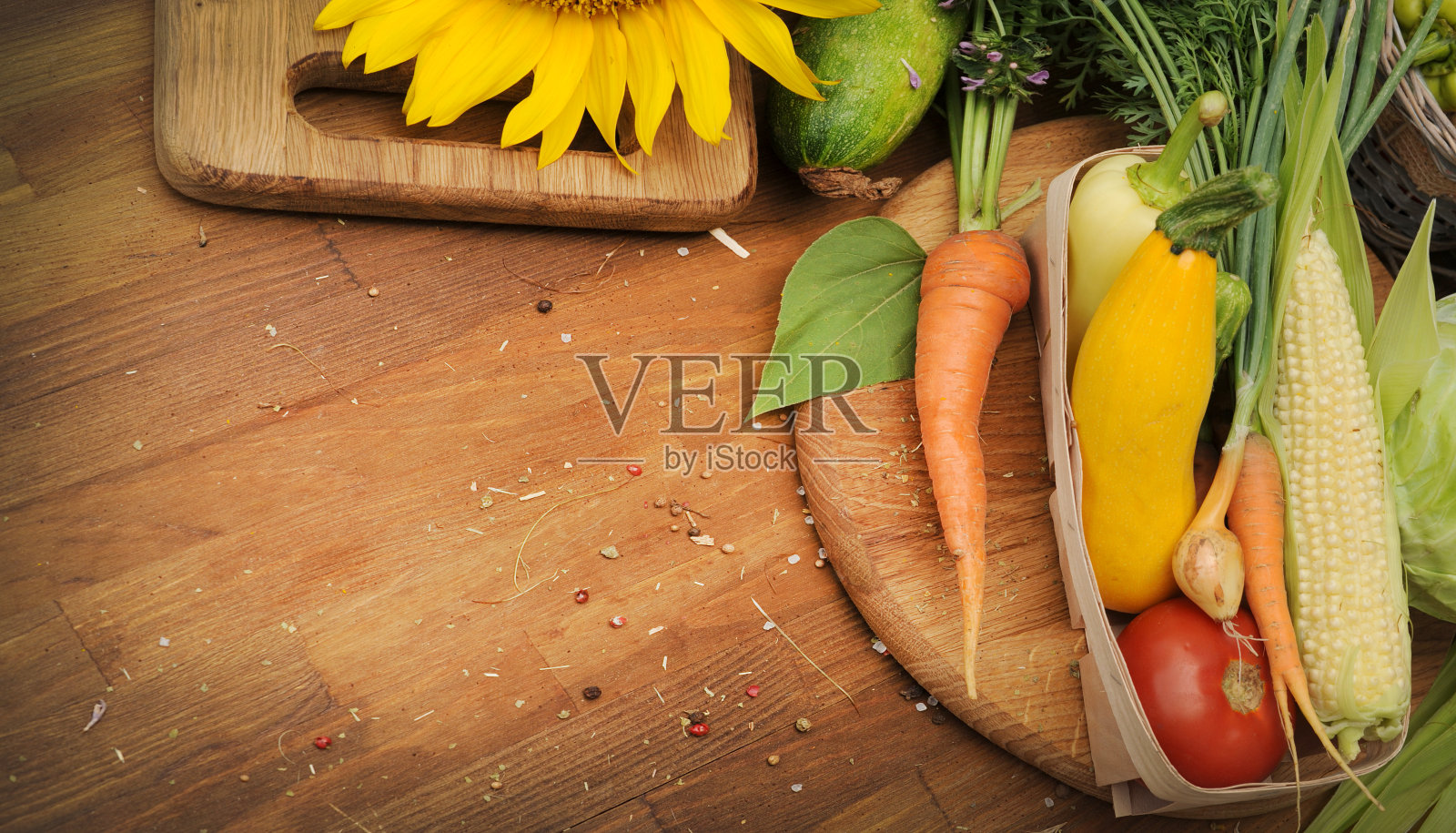 什锦生蔬菜和香料放在复古风格的桌子上照片摄影图片
