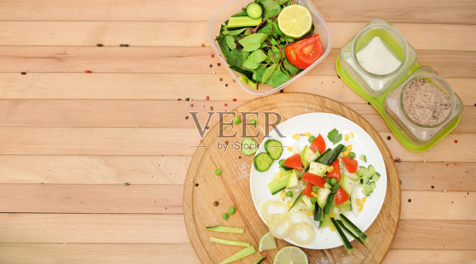 自制夏日沙拉，在家做饭照片摄影图片