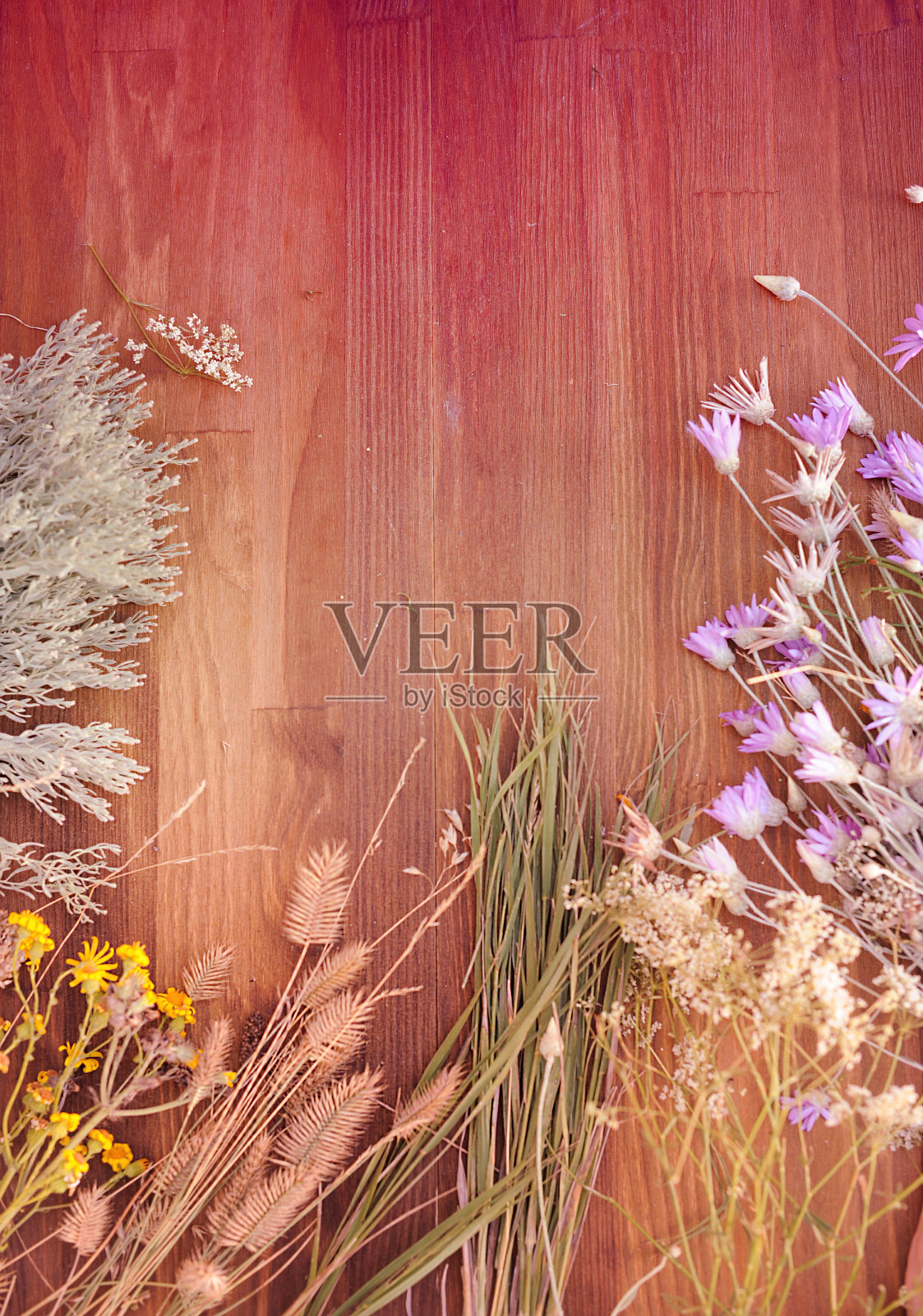 木制背景上的花卉框架，为文本复制空间照片摄影图片